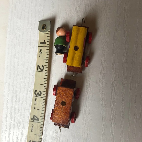 Vintage Miniatures Mini Figures Figurines Peg Man & Painted Taiwan Train Carts - Picture 8 of 10